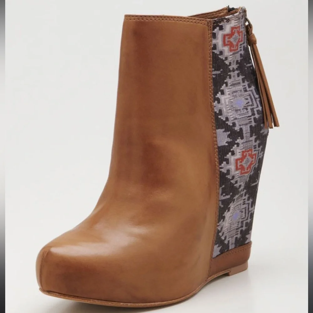 Ella Moss Janelle leather booties size 8M Aztec design